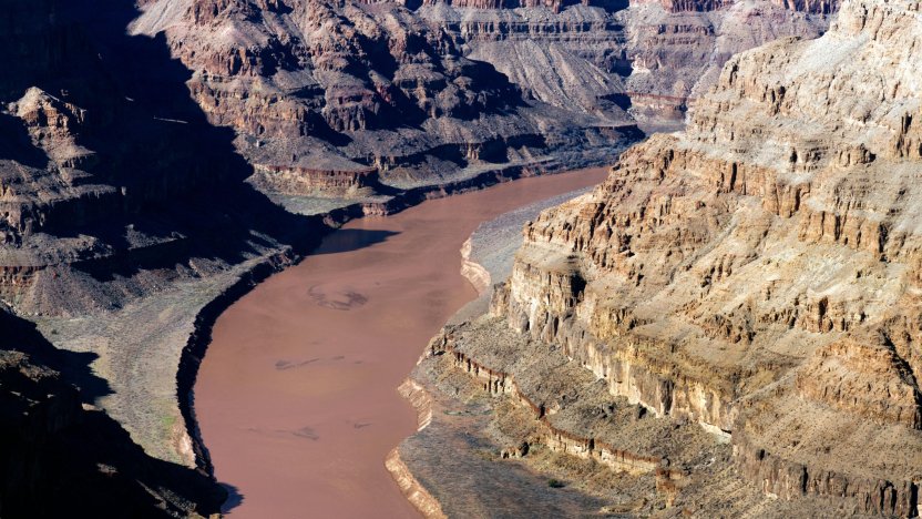 Corriente de agua y lodo causada por las inundaciones en Gran Cañón destruyendo senderos turísticos en Arizona.
