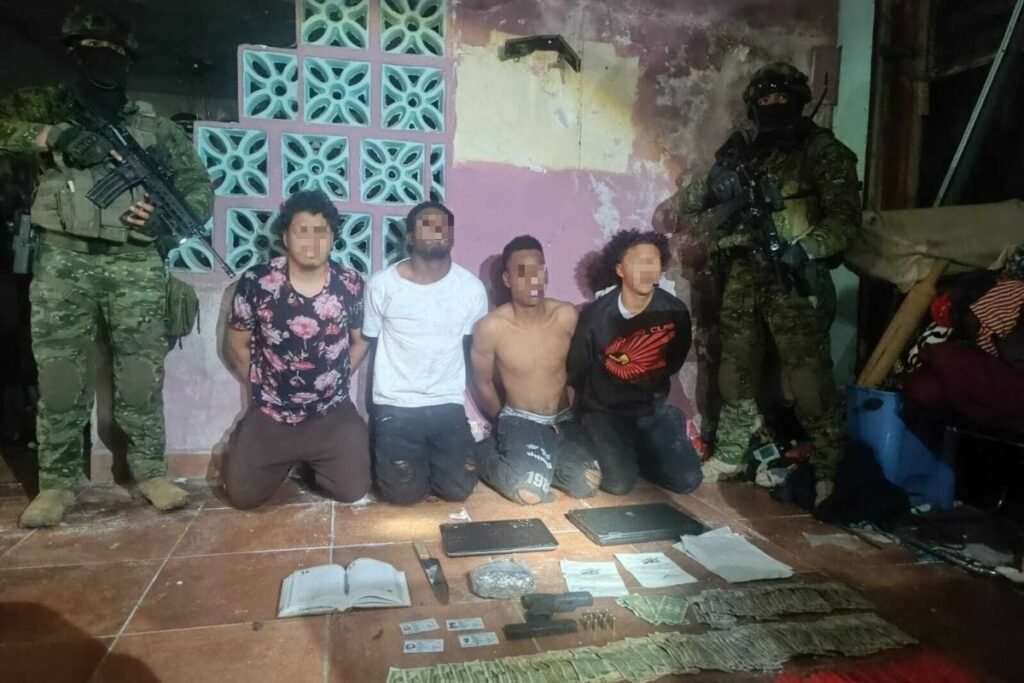 Evidencias decomisadas tras el operativo donde presuntos miembros de Los Lobos, capturados en Quito con explosivos, quedaron bajo custodia militar