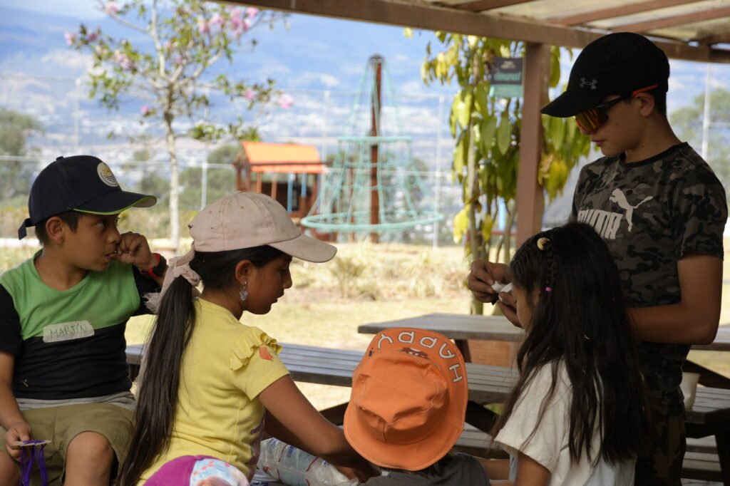 Descubra cómo la educación en casa transforma la dinámica familiar, fomenta la autonomía y ofrece una ruta pedagógica personalizada con Skholé.