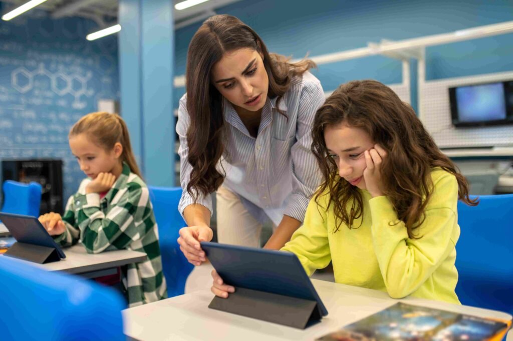 Docente aplicando metodos para evaluar en la era de la inteligencia artificial