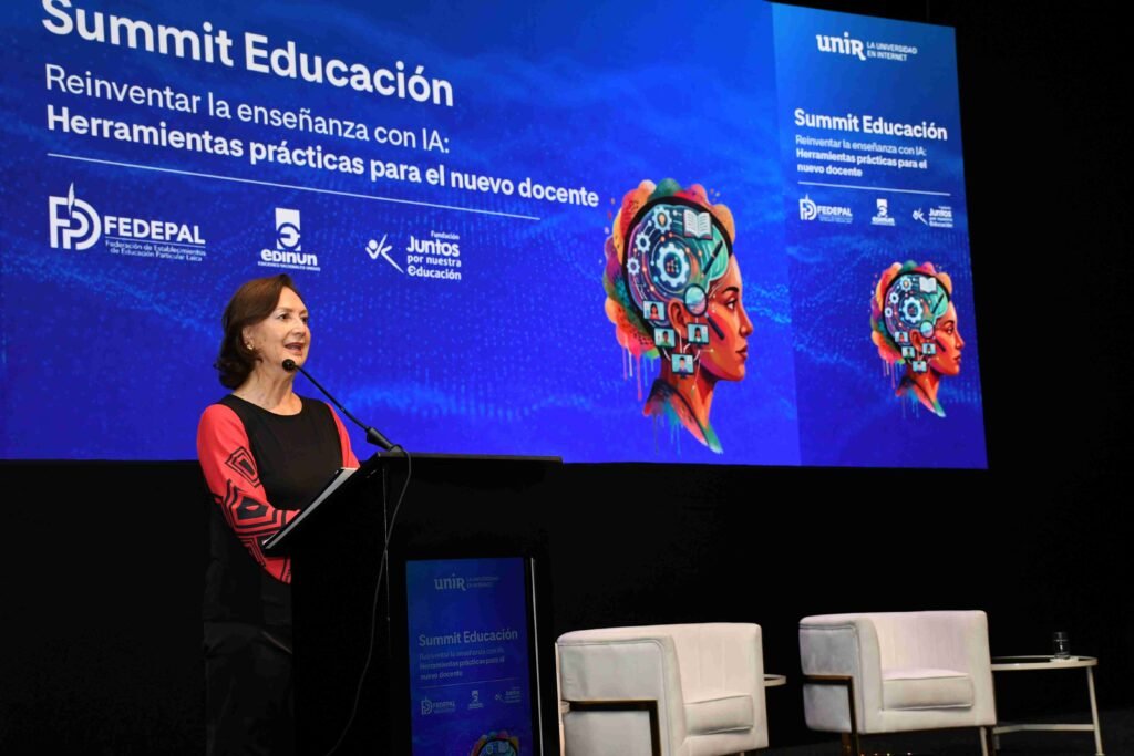 Summit Educación UNIR reúne a más de 300 docentes en Quito para analizar el uso de inteligencia artificial.
