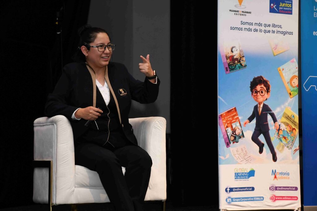 Summit Educación UNIR reúne a más de 300 docentes en Quito para analizar el uso de inteligencia artificial.
