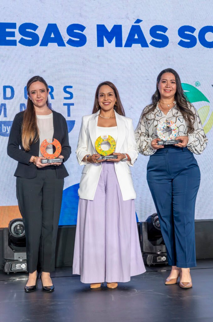 Representantes corporativos recibiendo el reconocimiento a Banco Internacional por su aporte a los ODS en Guayaquil.