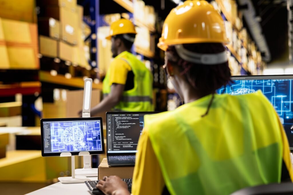 Operarios gestionando datos y procesos automatizados que reflejan la Logística 4.0 en la competitividad empresarial en Ecuador.