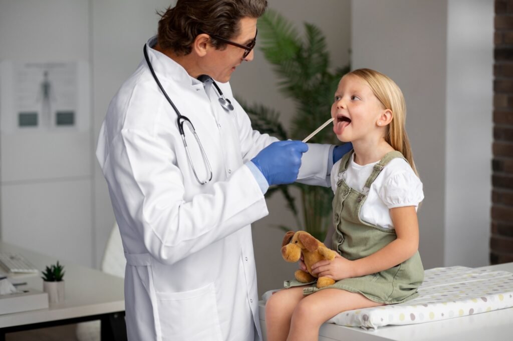Médica realizando un chequeo médico a un niño como parte de los exámenes de salud para el regreso a clases.