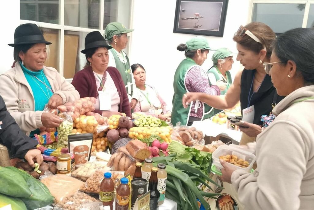 gricultores ofreciendo productos frescos durante una evaluación de la preparación de Ecuador para producir alimentos ante el fenómeno de El Niño.