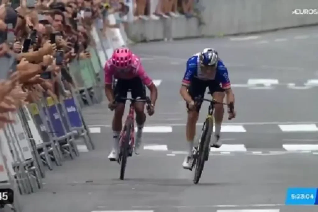 Richard Carapaz disputa el sprint final de la Clásica de San Sebastián frente a Remco Evenepoel.
