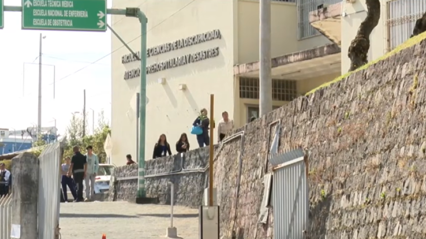 Policía realiza operativo de seguridad en la Universidad Central del Ecuador tras una denuncia por amenazas contra una docente.