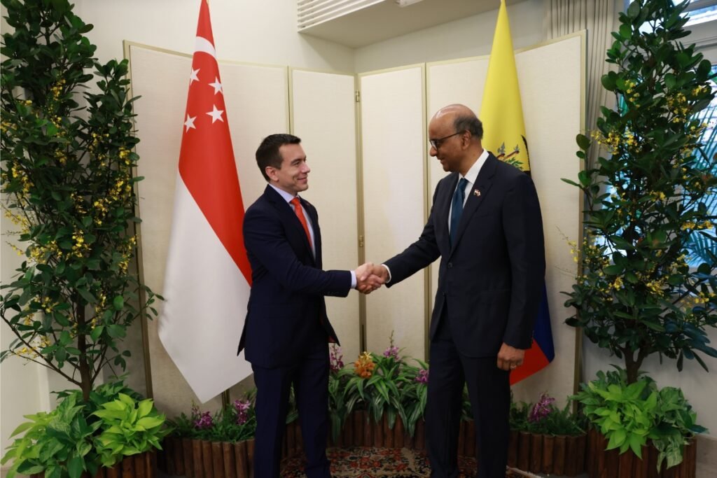 Encuentro diplomático internacional donde Ecuador y Singapur firman acuerdo de cooperación durante la gira de Daniel Noboa