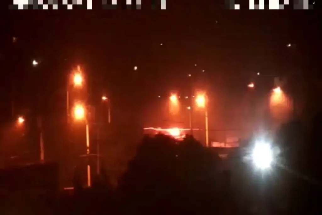 Bomberos atienden un incendio en Portoviejo en una vivienda del sector El Florón 4.