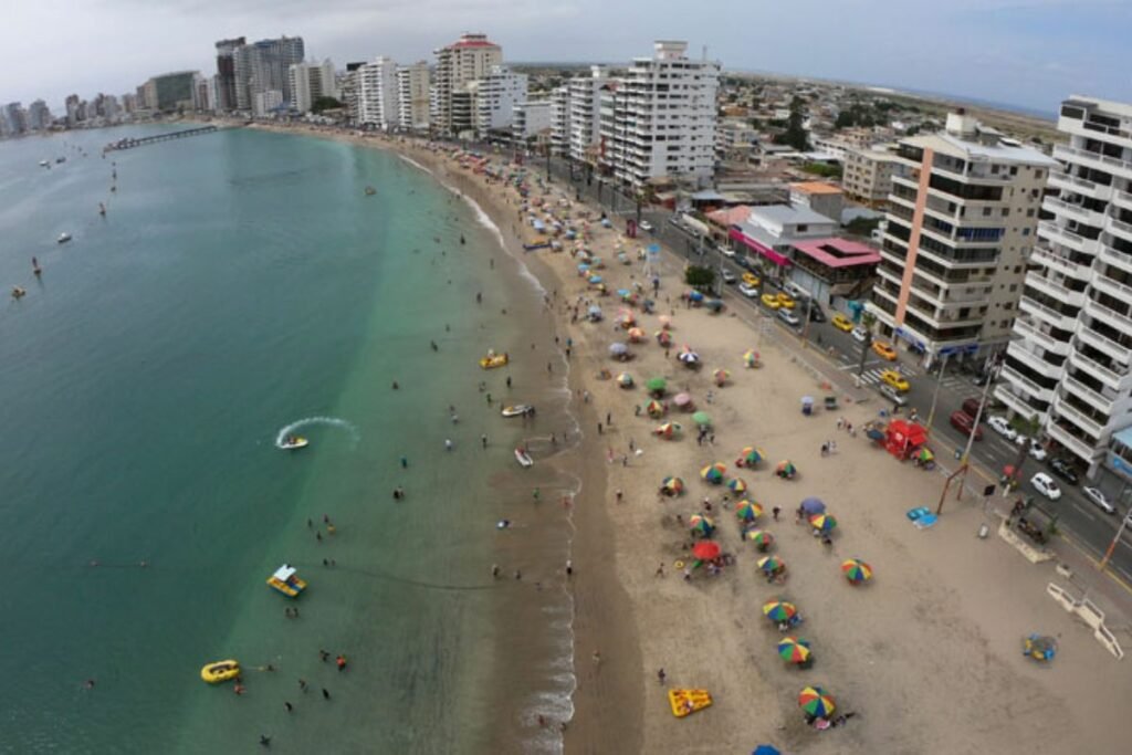 Turistas en un destino nacional en un escenario donde Ecuador reduce el IVA al 8% para el feriado de agosto