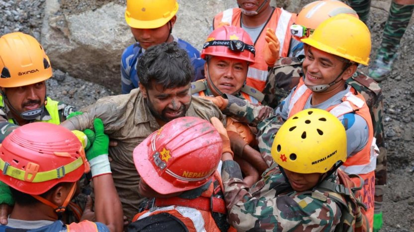 Equipos de salvamento evacúan a los obreros rescatados en Nepal tras permanecer atrapados en el túnel.