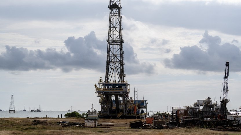Instalaciones de extracción supervisadas tras el pacto sobre las reservas de petróleo en territorio venezolano.