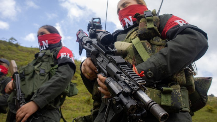 Agentes de policía e investigadores inspeccionando los daños tras el ataque del ELN en Los Patios.