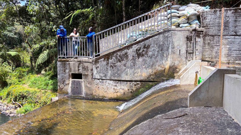 Operativo de suministro mediante carrotanques ante los cortes de agua en Medellín por la sequía.