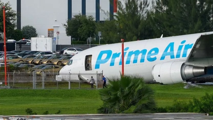 Personal de bomberos atendiendo la emergencia del avión de carga Amazon en el Aeropuerto Internacional de Miami.