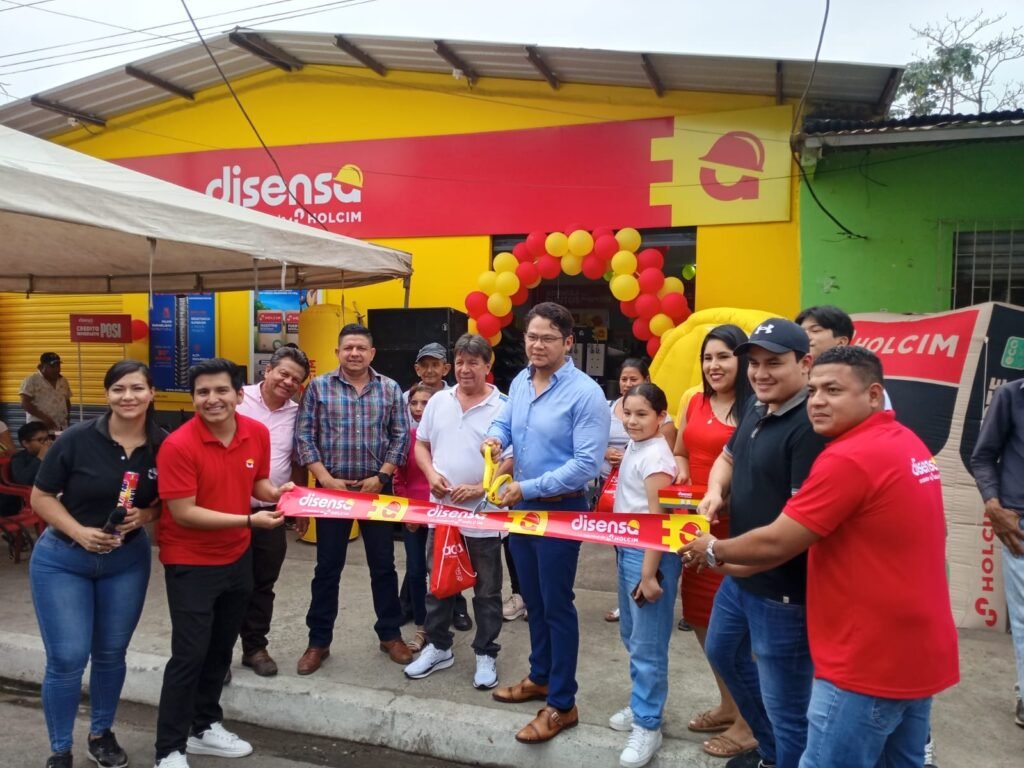 Fachada de un local comercial de la red de franquicias Disensa Ecuador en un cantón del país.