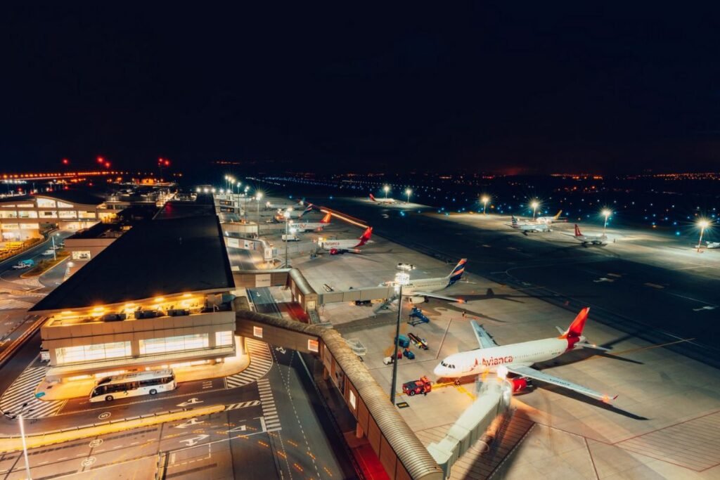 Pista de aterrizaje del aeropuerto de quito durante trabajos de mantenimiento preventivo.
