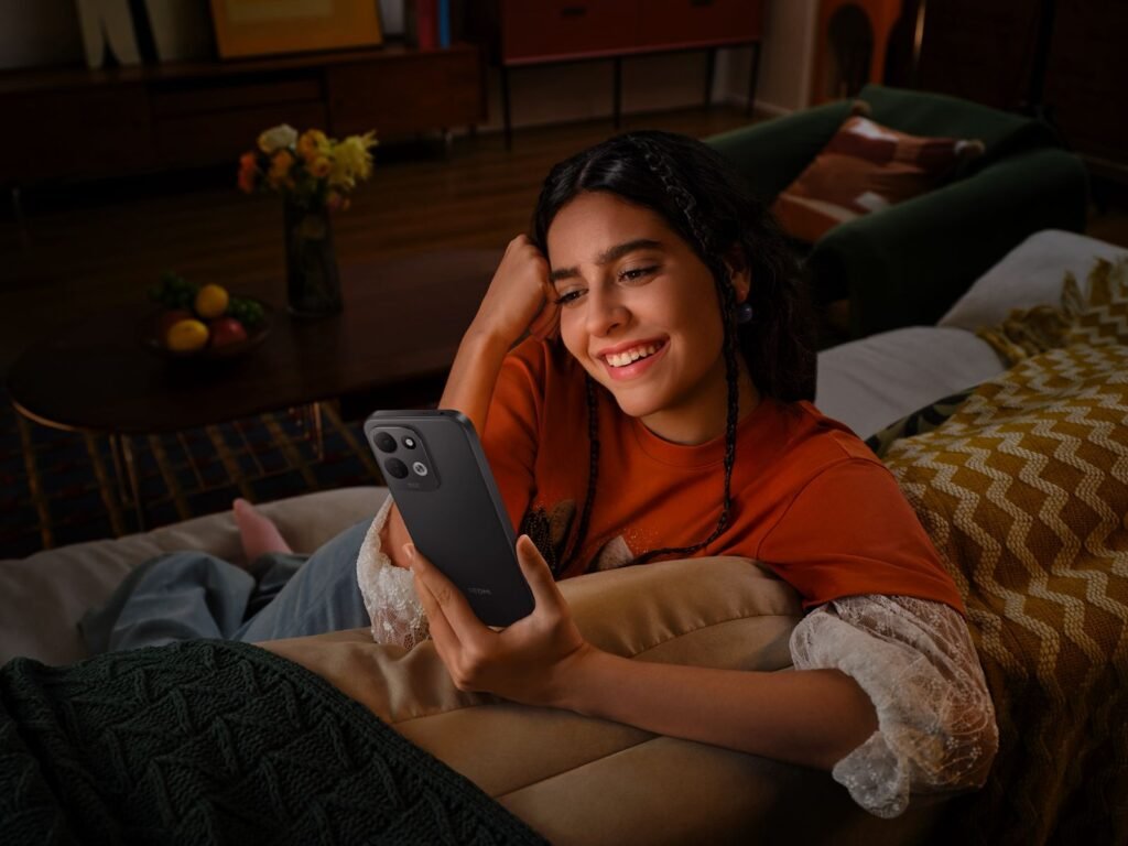 Presentación oficial del smartphone REDMI 17 en Ecuador mostrando su pantalla y diseño posterior.