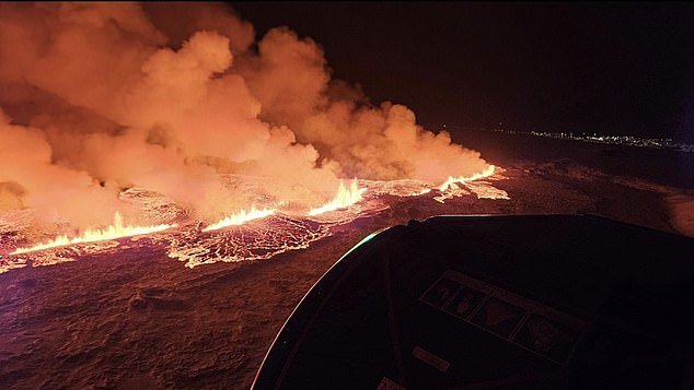 Impactante erupción del volcán Islandés: Lava ardiente ilumina el cielo nocturno y forma fisura de 3 Km en la tierra