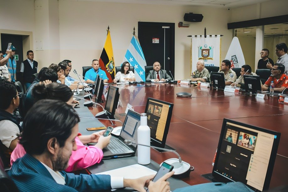 Conoce cómo el Comité de Operaciones de Emergencia (COE) en Guayas está abordando la emergencia por inundaciones y riesgos epidemiológicos.