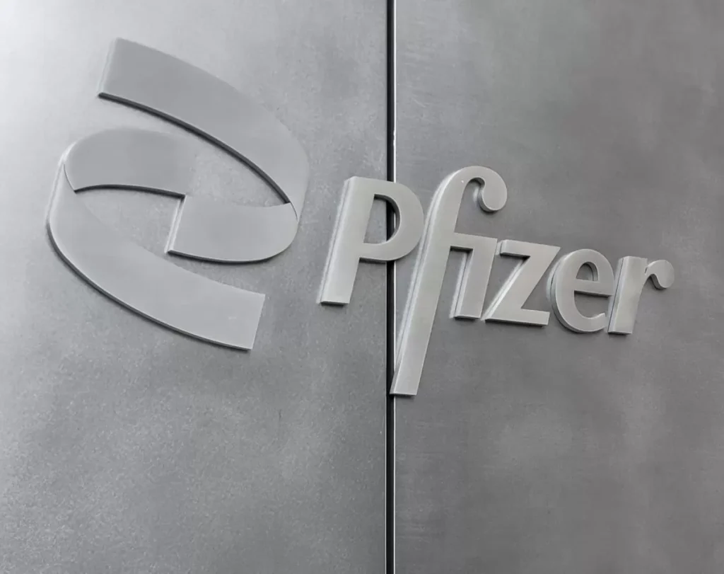 Pfizer busca ampliar uso de vacuna VSR en adultos jóvenes
