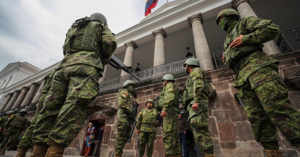 Noboa ordena control militar de armas en cárceles de Ecuador