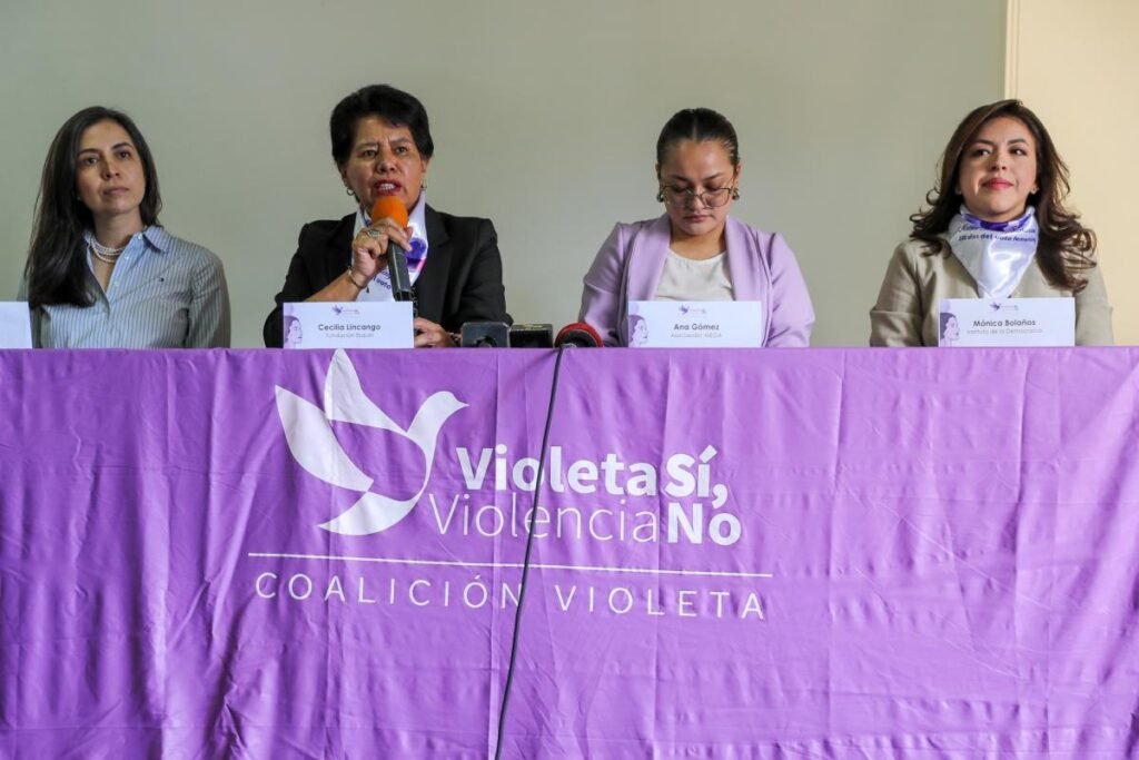 Caravana conmemora 100 años del Voto Femenino en Ecuador