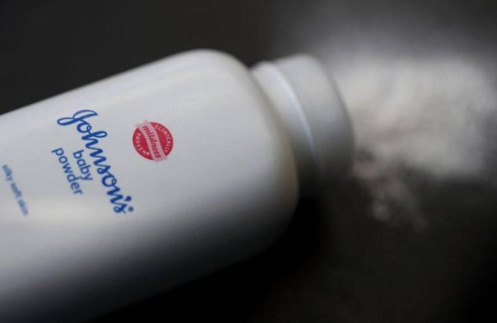 Johnson & Johnson acuerda pagar $6,500 millones para resolver demandas por talco