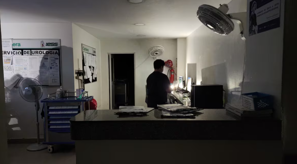 Apagón masivo deja a Ecuador sin luz por más de tres horas