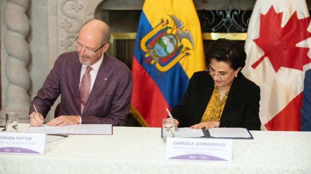 Ecuador y Canadá firman convenio para aportes a la seguridad social