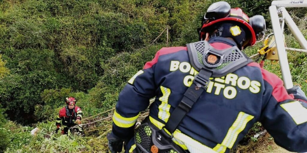 Un auto cae en quebrada de Quito; una persona falleció