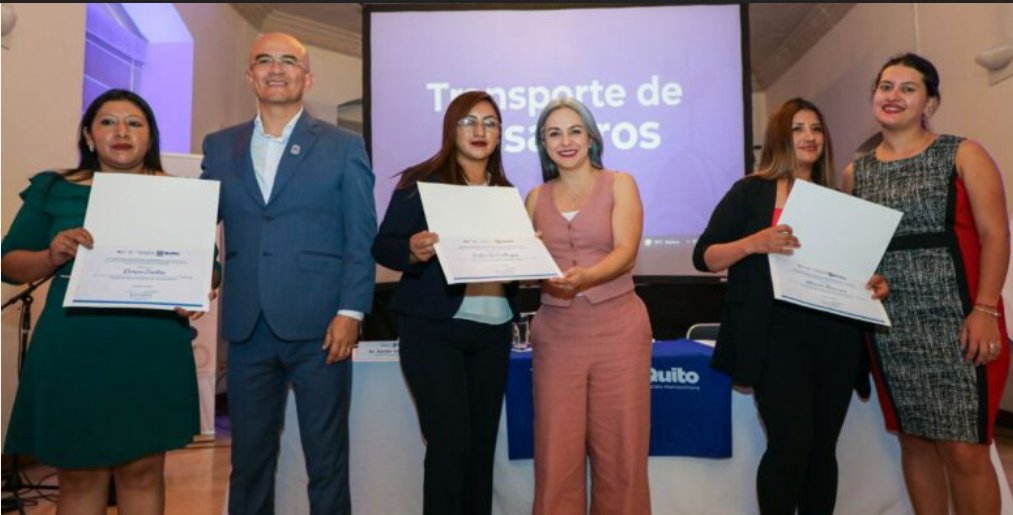 Becas empoderan a mujeres para convertirse en conductoras profesionales