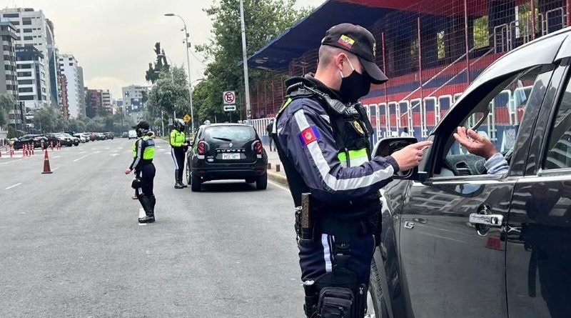 Operativos en Quito generan debate tras sancionar a siete conductores en una hora