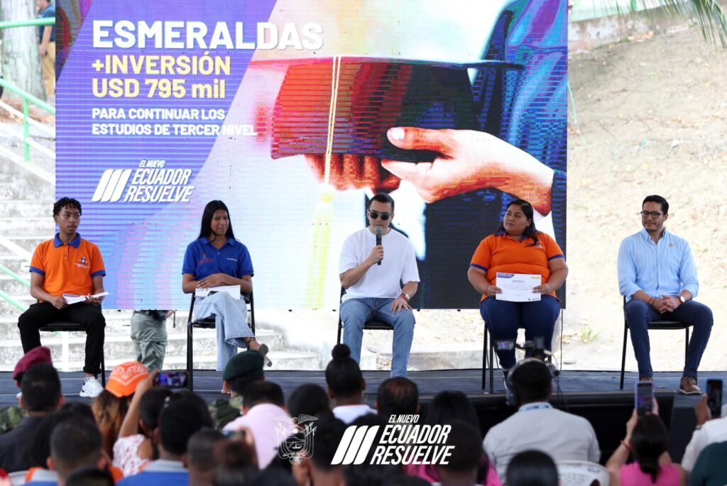 1.000 jóvenes de Esmeraldas reciben becas para estudios superiores
