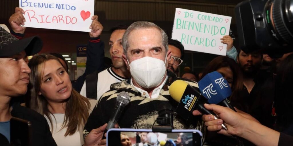 Ricardo Patiño regresa a Ecuador tras cinco años de exilio