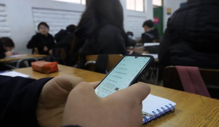 Debate público ante considerar prohibir celulares en escuelas y colegios