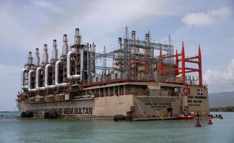 Barcaza Karpowership llega a Ecuador 72 horas tras firmar contrato