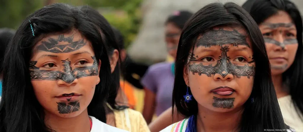 Científicos analizan la visión del pueblo Sarayaku sobre la 'Selva Viviente' en Ecuador