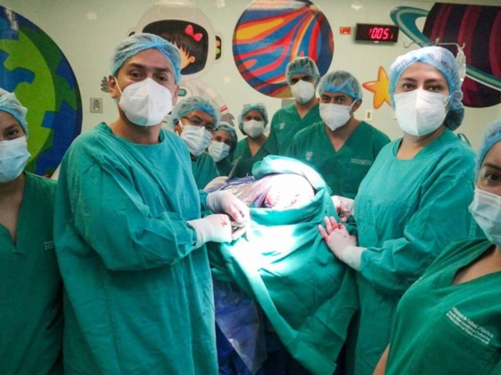 IA impulsa cirugía craneal pionera en Ecuador