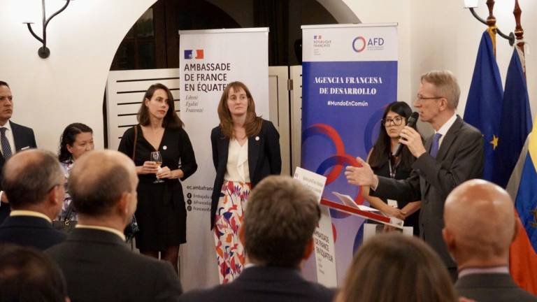 Francia concede $100 millones a Ecuador para conservación marina