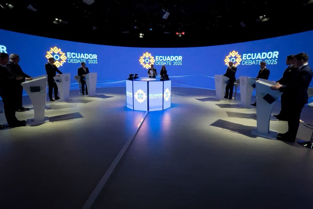 Candidatos abordan seguridad, eficiencia y empleo en debate presidencial 2025