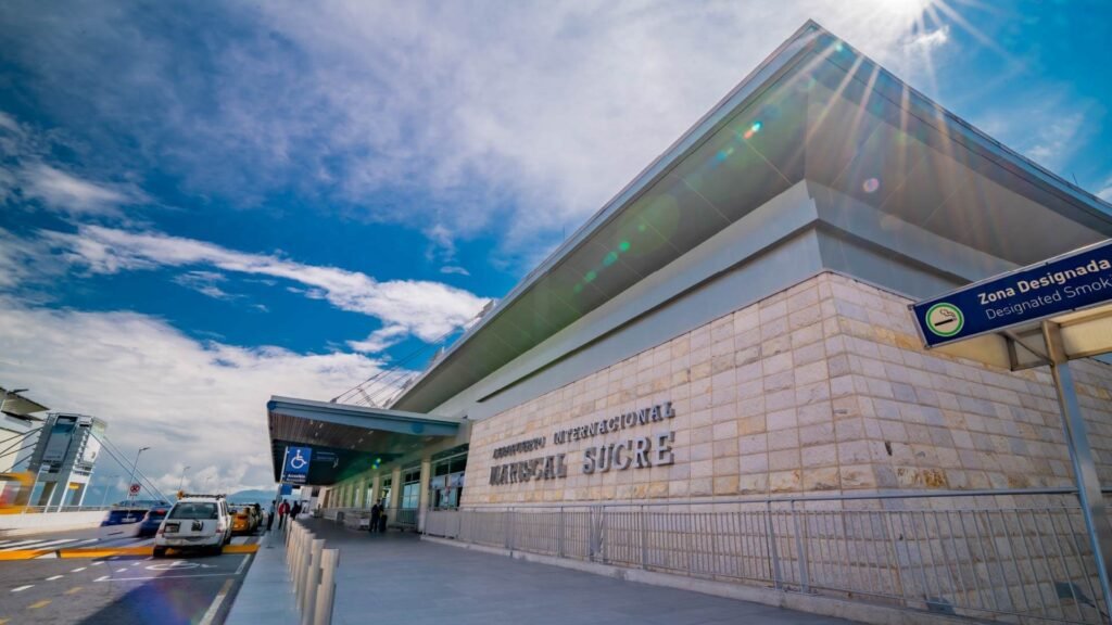 Nuevo sistema E-Gate agiliza control migratorio en el Aeropuerto Mariscal Sucre