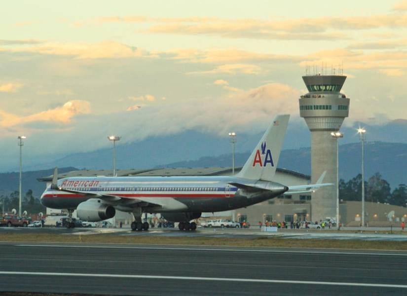 Alerta por perfiles falsos que imitan a Quiport y el aeropuerto de Quito para estafas