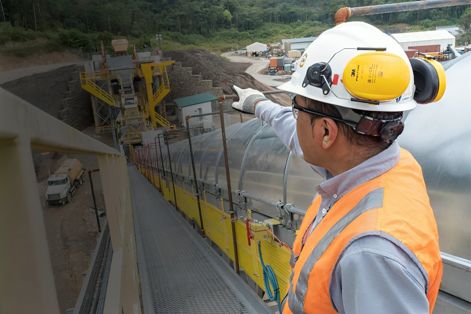 Minería responsable impulsa el crecimiento económico en Ecuador, fomentando exportaciones, empleo e inversión, pese a desafíos energéticos.