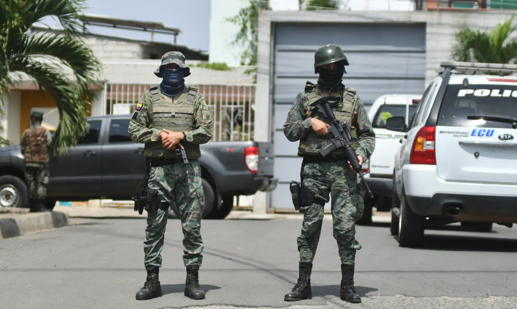 policías y militares