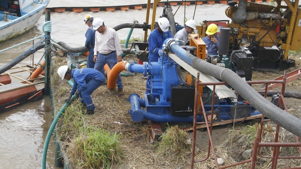 Restablecimiento del servicio de agua potable en Esmeraldas tras derrame de petróleo