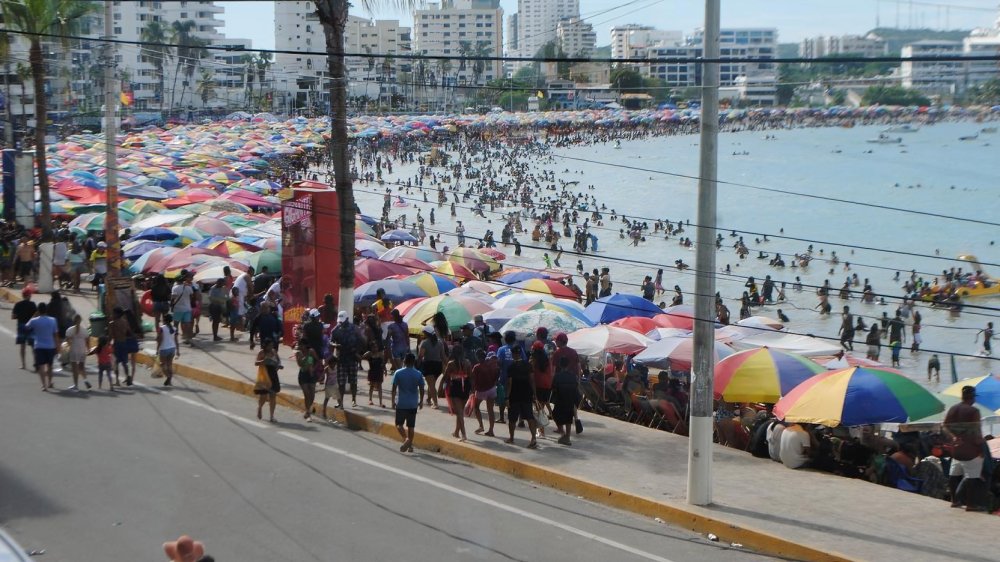 No hay donde estacionar en Salinas durante el carnaval debido a la gran afluencia de turistas en Santa Elena.