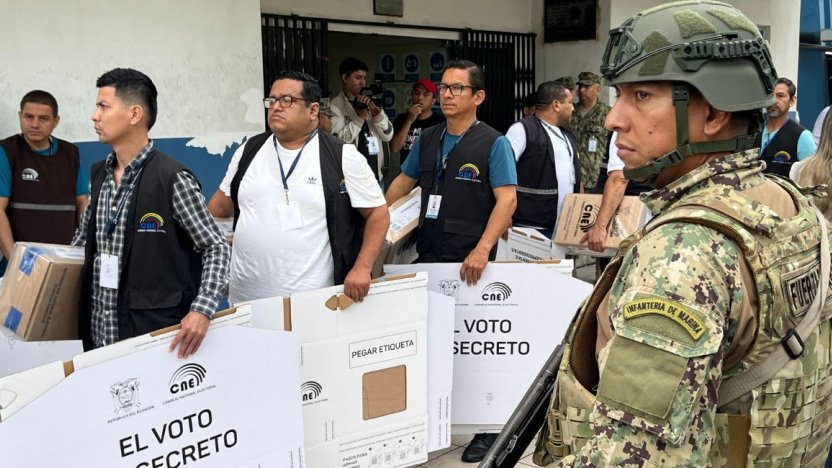 Reclusos ejerciendo su derecho al voto en cárceles del país, con suspensión en El Rodeo y Machala