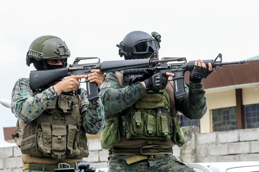Once militares muertos